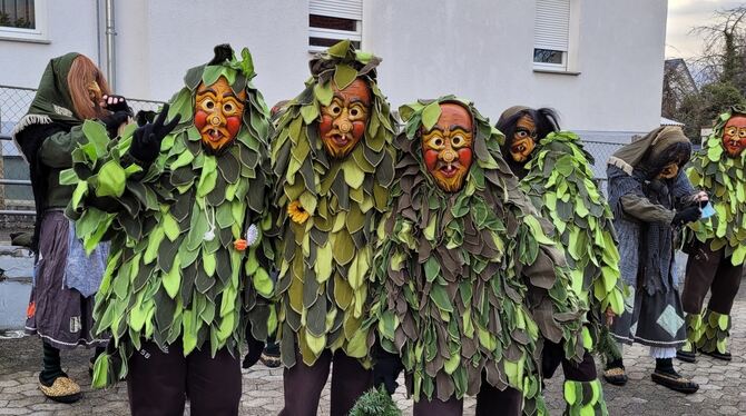 Zahlreiche Blätter schmücken das Häs der Riaba-Moschter.