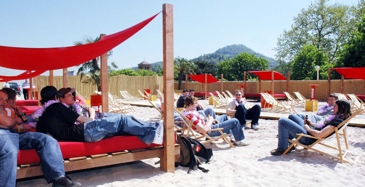 12.05.2006 - Reutlinger Kaufhof 12.05.2006 - Auf dem Parkhausdach von Kaufhof ist der Skybeach beheimatet.