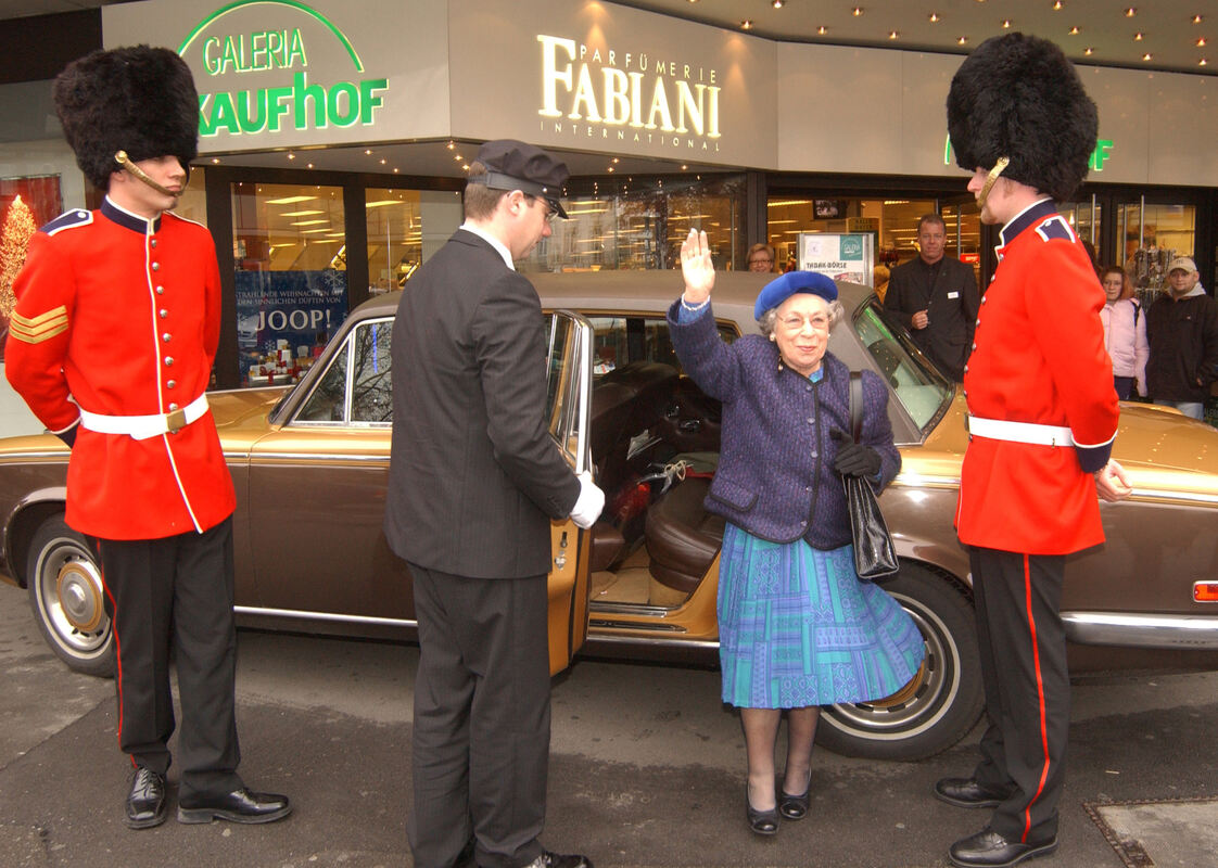 2004 - Reutlinger Kaufhof 2004 - Vor dem Reutlinger Kaufhof steigt ein Queendouble aus einem Auto.