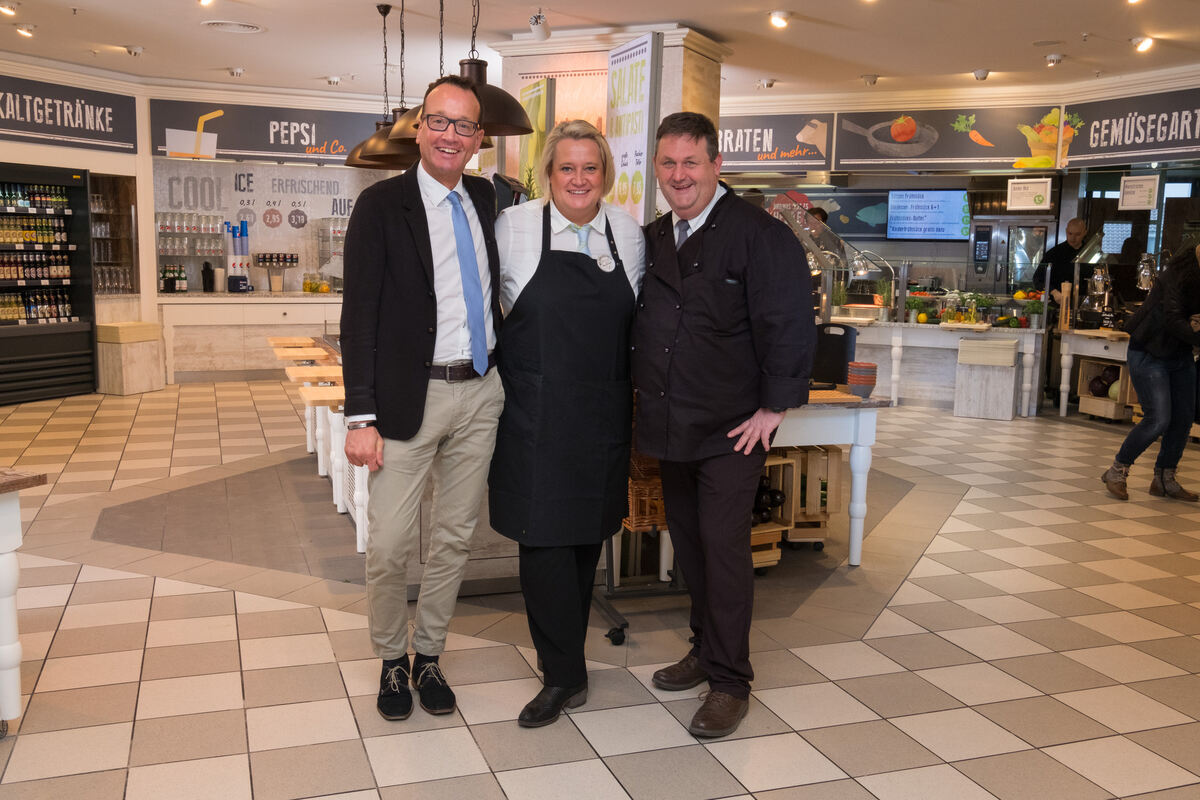 20.12.2016 - Reutlinger Kaufhof 20.12.2016 - Das neu gestaltete »Café & Restaurant Dinea« in der Galeria Kaufhof.