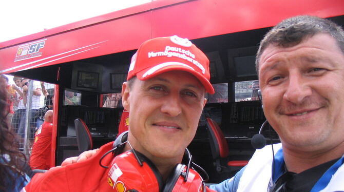 So ein Selfie hätten viele gerne: Der Reutlinger Frank Glaunsinger 2008 mit Formel-1-Weltmeister Michael Schumacher in der Boxen