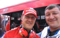 So ein Selfie hätten viele gerne: Der Reutlinger Frank Glaunsinger 2008 mit Formel-1-Weltmeister Michael Schumacher in der Boxen