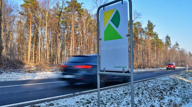 So ähnlich könnte es aussehen: Eines von 13 Willkommensschildern des Landkreises Reutlingen, hier an der B 464 zwischen Dettenha