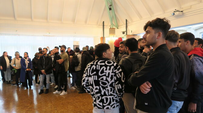 Geflüchtete Flüchtlinge Jobmesse Dettingen Viele Flüchtlinge, die während der Jobmesse in Dettingen im Oktober 2023 Arbeit oder einen Ausbildungsplatz suchten, sind erfolg