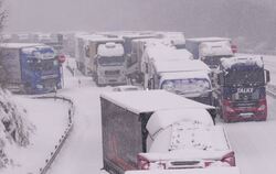 Lastwagen bleiben im Schnee stecken