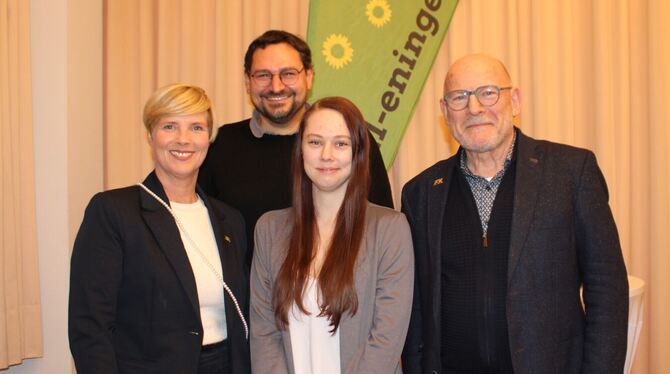 GAL-Gemeinderat Thomas Rose (hinten) begrüßte die Landtagsabgeordnete Cindy Holmberg, Bianca Aschauer vom Kreisvorstand der Grün
