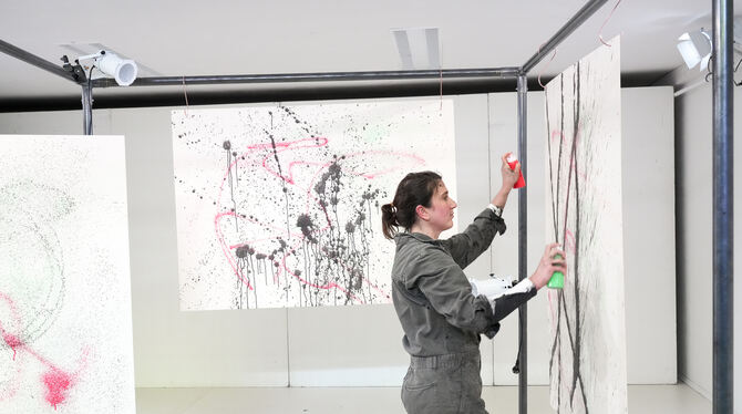 Tülin Pektas im Stück »Im Herzen tickt eine Bombe« von Wajdi Mouawad, das Monika Kosik und Cedric Pintarelli für das Junge LTT i