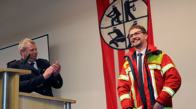 Bürgermeister Simon Baier erhält vom Gesamtkommandanten Tony Vöhringer eine Einsatzjacke.