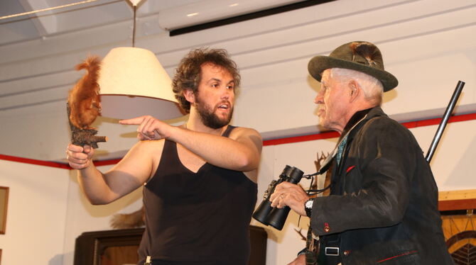 Dettingen Komödle Laientheater Jung-Schauspieler trifft auf den Grand Seigneur: Alexander Hahn und Herbert Schall bei der jüngsten Inszenierung des "Dettinger