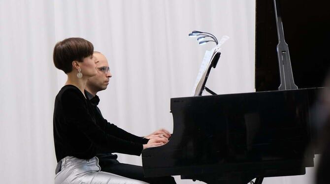 Das Klavier-Duo Jost-Costa bei seinem Auftritt in der Musica-Nova-Reihe im Kunstmuseum Reutlingen/konkret.