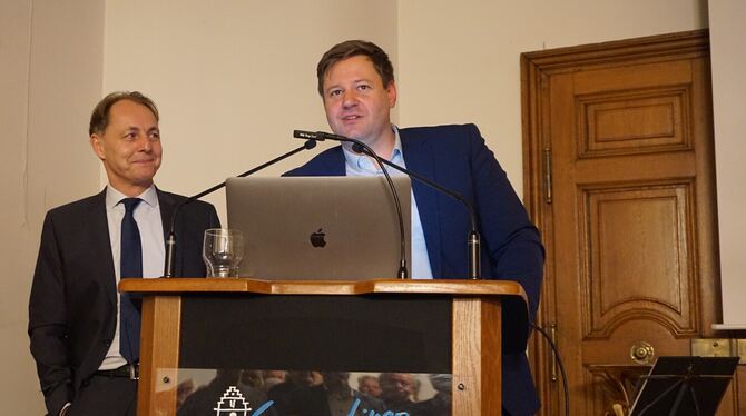 Nachdenkliche Töne schlugen  Bürgermeister  Andreas Schmidt (rechts) und  Gastredner Professor Stefan Ruf beim Neujahrsempfang i