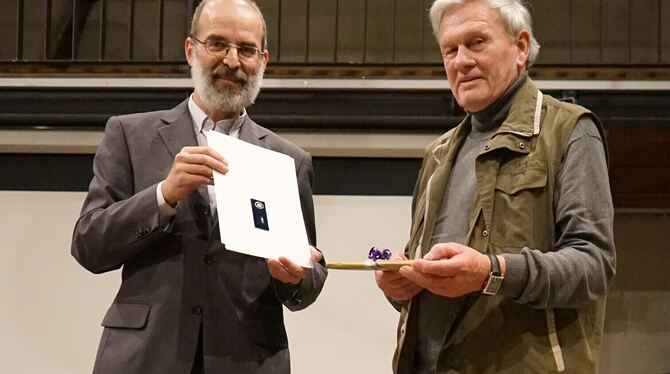Kusterdingens Bürgermeister Jürgen Soltau (links) überreichte Harald Mohr die Landes-ehrennadel. FOTO: STRAUB Kusterdingens Bürgermeister Jürgen Soltau (links) überreichte Harald Mohr die Landes-ehrennadel. FOTO: STRAUB