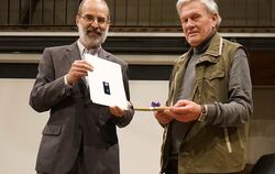 Kusterdingens Bürgermeister Jürgen Soltau (links) überreichte Harald Mohr die Landes-ehrennadel.  FOTO: STRAUB