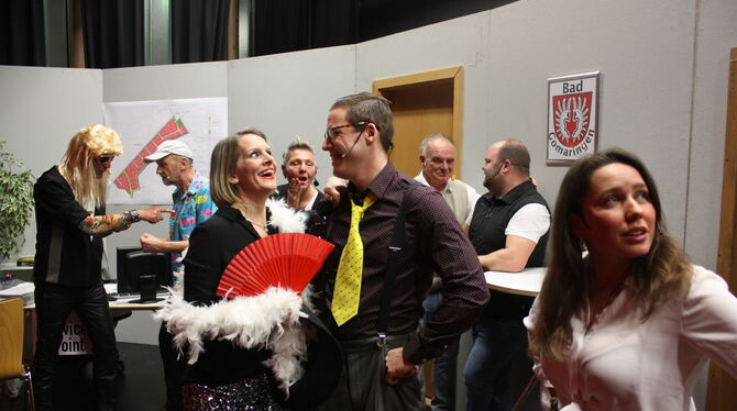 Bei der Winterfeier des TSV Gomaringen standen alle Schauspieler der bisherigen Aufführungen auf der Bühne.  FOTO: STURM