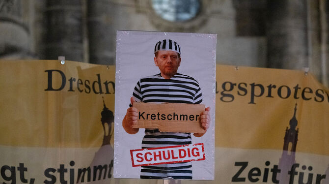 Politiker werden immer öfter zur Zielscheibe des Protestes. Das Plakat zeigt Michael Kretschmer (CDU), Ministerpräsident von Sac