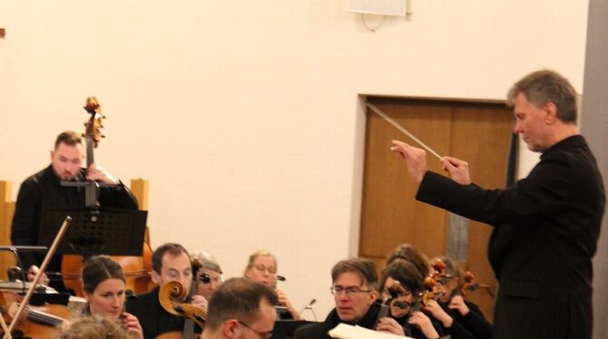 Dominik Manz als Solist beim vom Thomas J. Mandl geleiteten »Taste und Ton«-Konzert in der Reutlinger Kirche St. Peter und Paul.
