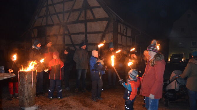 Mit einem Fackelzug durch den Ort startete die Winternacht des DRK-Ortsvereins in Mägerkingen.  FOTO: PRIVAT