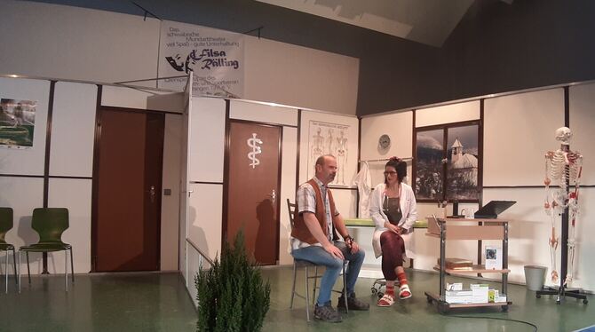 Kalle Bommel (gespielt von Timo Bihler) gibt sich gegenüber Ärztin Dr. Grünspan (Isabel Pimenta) als Bürgermeister von Öschingen