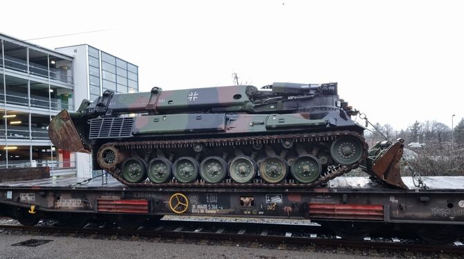 Ein Panzer auf einem Güterzug am Reutlinger Hauptbahnhof.