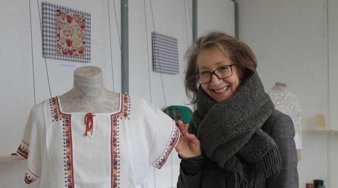 Aufwendig bestickte Blusen und mehr: Gabriele Bauer-Feigel zeigt in ihrer aktuellen Ausstellung Exponate rund ums Thema Handarbe