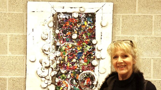 Ausstellung Ingrid Wolf Abstrakt VHS Reutlingen Ingrid Wolf liebt das Abstrakte, wie es in ihrem Werk »Da kommt Farbe«, Acrylcollage auf Leinwand, besonders zur Geltung kommt.