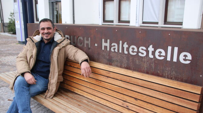 Baris Binici hat mit der Buch-Haltestelle seinen Lieblingsplatz in Dettingen bereits gefunden: Dort knüpft er in seiner Mittagsp