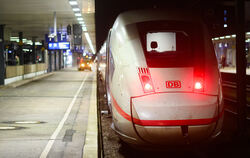 Ein ICE der Deutschen Bahn mit verlassenem Lokführerplatz steht am Hauptbahnhof. 