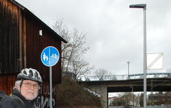 Jochen Kalweit aus Metzingen fährt in der Stadt ausschließlich Fahrrad und beklagt,  dass hinter dem neuen Rad- und Gehweg zwisc
