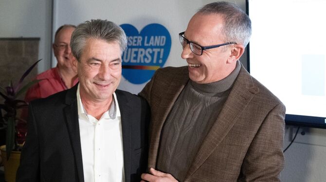 Tim Lochner (links) nach seiner Wahl zum neuen Oberbürgermeister von Pirna mit Jörg Urban, Vorsitzender der AfD in Sachsen.