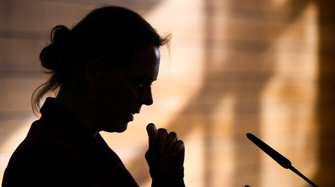 Katharina Kracht, Vertreterin der Betroffenen und Mitglied im Beirat des Forschungsverbundes, spricht bei einer Pressekonferenz