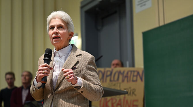 Marie-Agnes Strack-Zimmermann, Tübingen, Ukraine, Diskussion Mit ihrer »Politik der Stärke« kommt Marie-Agnes Strack-Zimmermann (FDP) an der Universität Tübingen gut an. FOTO: SCHANZ