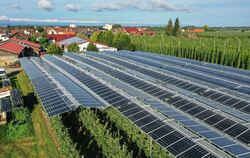 Doppelte Landnutzung und ein Beispiel wie solche Solarparks aussehen können: Eine Agri-Fotovoltaikanlage  überspannt eine Apfelp