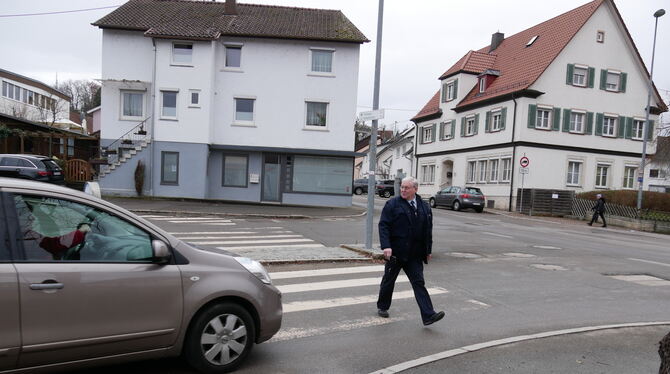 Der Zebrastreifen zwischen Grieß- und Johannesstraße hat seine besten Zeiten schon lange hinter sich. Hier überquert ihn Walter