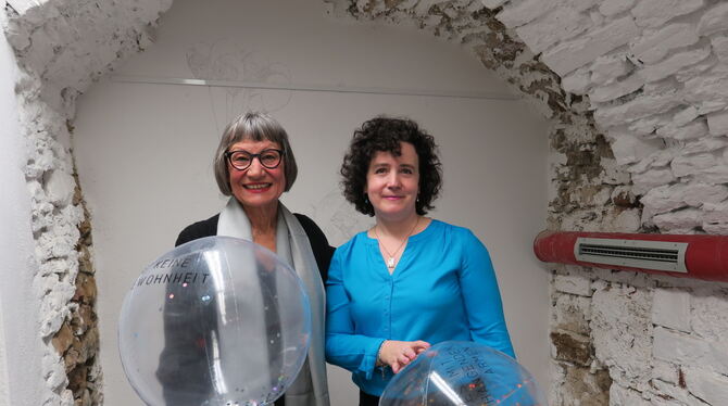 Abschied mit Bällen und Flitter: Ausstellungsleiterin Ingrid Haap (links) mit Künstlerin Ute Diez und Bällen aus ihrer Installat