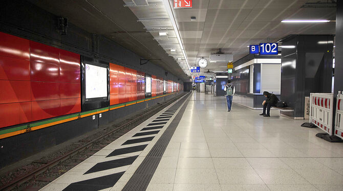»Langsam reicht’s«: Sechs Tage lang bleiben die Bahnsteige in Stuttgart wieder recht leer.  FOTO: LG/PIECHOWSKI
