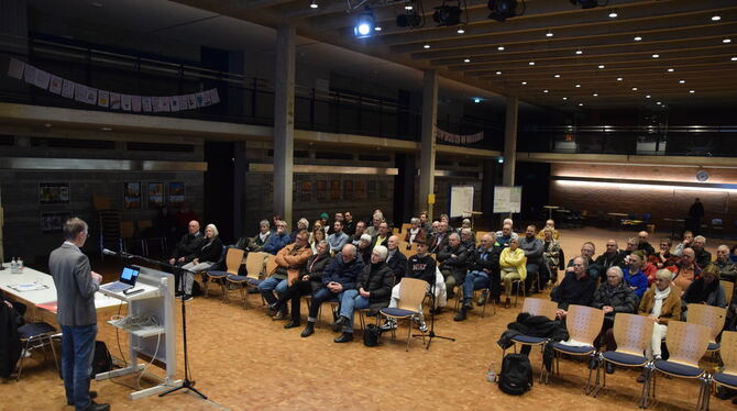 Etwa 70 Bürger informierten sich in der Aula der Friedrich-List-Gemeinschaftsschule über die Themen nachhaltige Mobilität, Energ