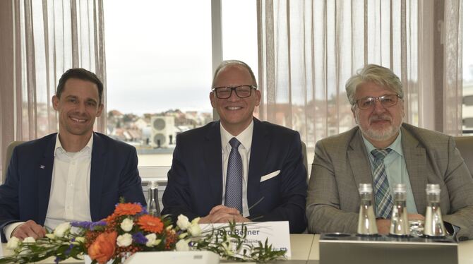 Der Aufsichtsratsvorsitzende Jörg Berner (Mitte) gab den anstehenden Führungswechsel bei der Vereinigte Volksbanken eG bekannt.