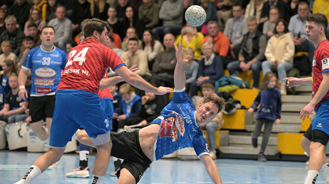 Der Pfullinger Lukas Fischer (Mitte) ist von den Horkheimern nicht zu stoppen