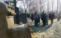 Zur Gedenkstunde an die Opfer des Holocaust waren am Sonntag rund 70 Menschen auf den Jüdischen Friedhof bei Wankheim gekommen.