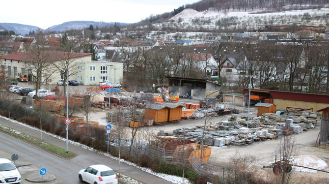 Wo sich bislang der Bauhof und die Ermstal Energie Dettingen befinden, soll der Neubau der Feuerwehr enststehen.