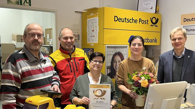 20 Jahre Postfiliale in der Bäckerei Schwarz in Lichtenstein: Inhaber Andreas Schwarz (von links), Tobias Schowalter (Vertriebsm
