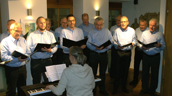 Der Chor JukeBox des Männergsangvereins Eintracht Pfullingen feierte sein 25-jähriges Bestehen mit einem »Singing Dinner«.  FOTO