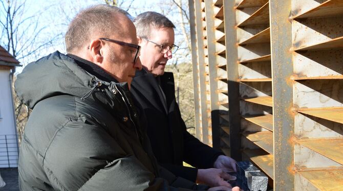 Dietmar Prexl und Pfarrer Rainer Hinzen, Vorstände der Diakonie Stetten, legten einen Gedenkstein für die 395 Opfer aus Stetten