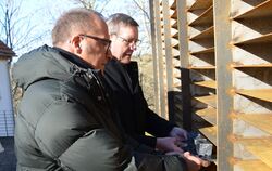  Dietmar Prexl und Pfarrer Rainer Hinzen, Vorstände der Diakonie Stetten, legten einen Gedenkstein für die 395 Opfer aus Stetten