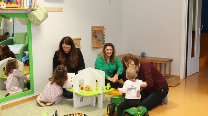 Im Campus TigeR fühlen sich die Kinder pudelwohl (von links): Matea Dumancic (Lehrbeauftragte), Ines Pugliese in Tanda (Tagesmut
