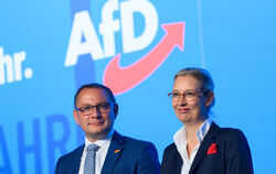 Die Parteichefs Tino Chrupalla und Alice Weidel 2023 in Magdeburg bei der AfD-Versammlung zur Europawahl. FOTO: GABBERT/DPA
