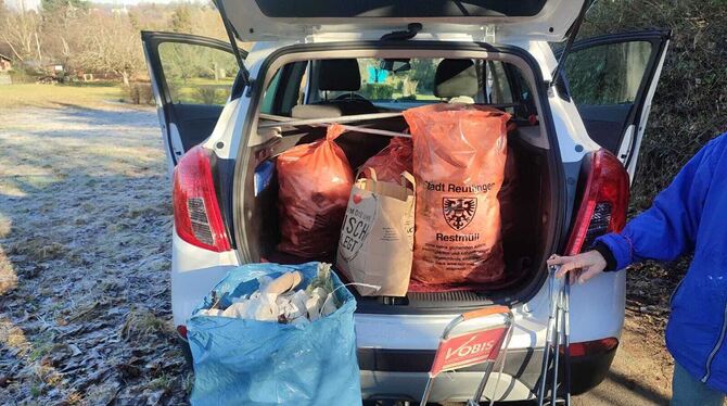 Sieben Säcke Müll haben die Frauen am Samstag auf dem Grundstück eingesammelt.  FOTO: PRIVAT