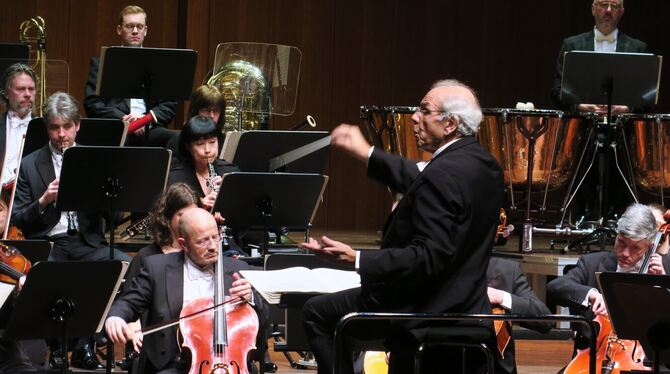 Hochkonzentrierter Dirigent, aufmerksame Musiker: Roberto Paternostro dirigiert die WPR bei Bruckner.