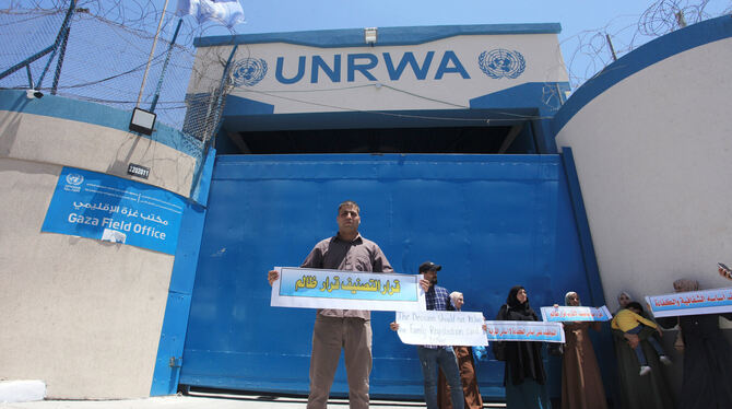 Palästinenser halten Plakate während eines Protestes gegen die Entscheidung des Hilfswerks der Vereinten Nationen (UNRWA), die B