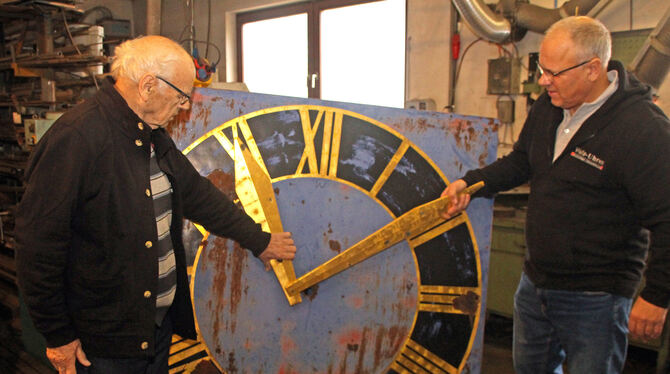 Auch dieses Zifferblatt einer Turmuhr wird Andreas Walz (rechts) in seiner Werkstatt restaurieren. Er hat das Handwerk und die F